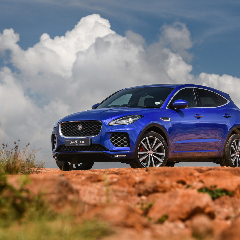 Синий стильный автомобиль Jaguar E Pace P300 AWD R, 2018