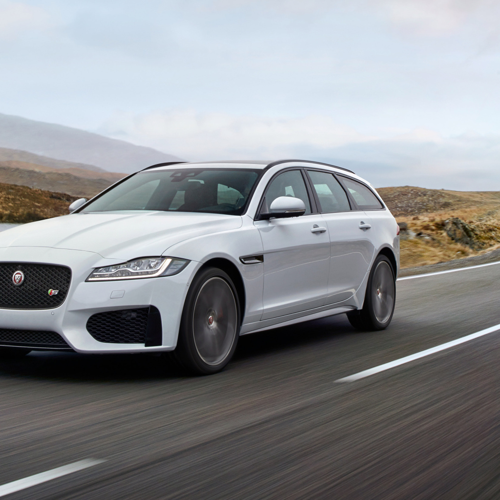 Автомобиль Jaguar XF S Sportbrake, 2017 года на трассе