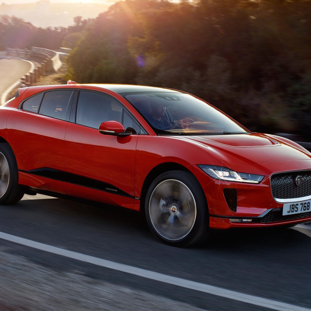 Красный автомобиль Jaguar I-Pace 2019 года на трассе 