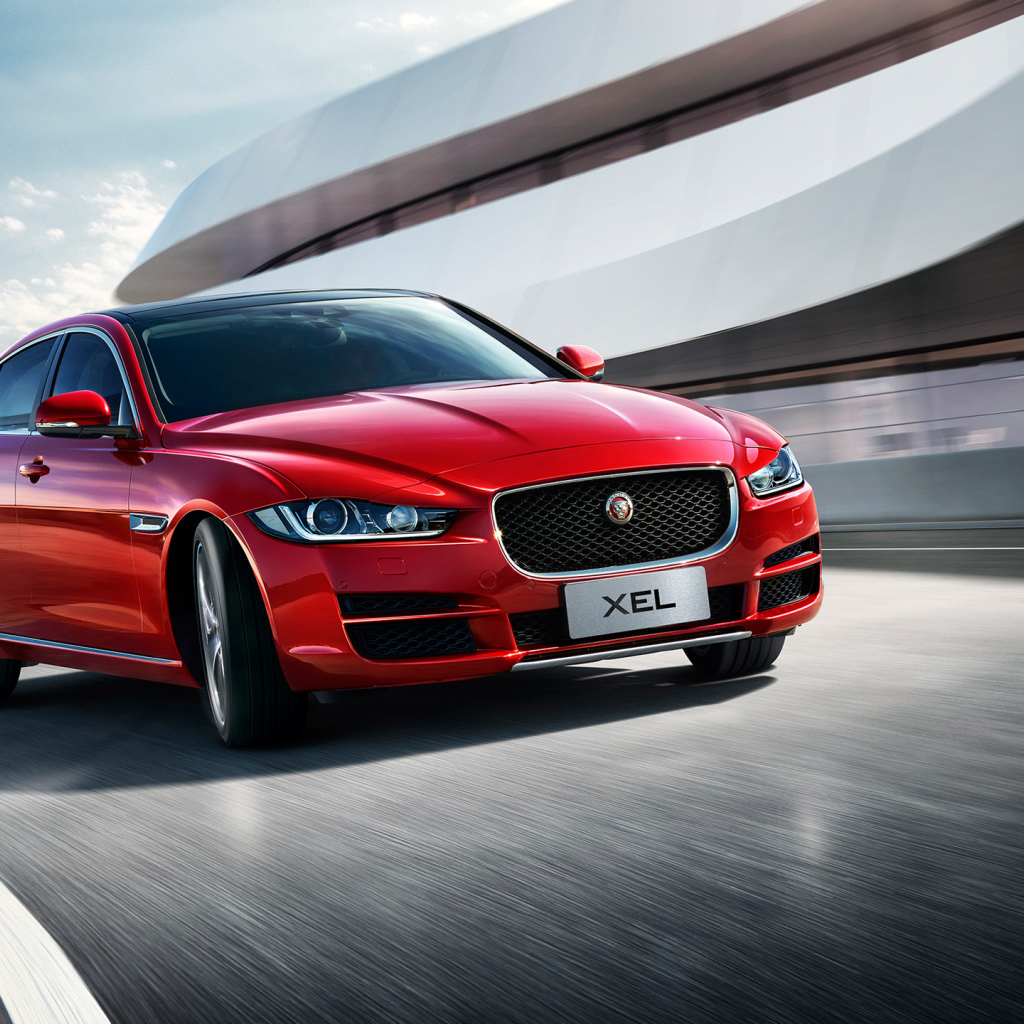 Красный автомобиль Jaguar XEL, 2018 на трассе