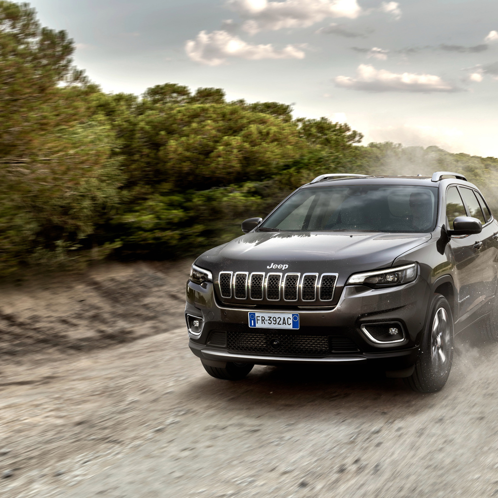 Черный внедорожник Jeep Cherokee Limited 2018 года