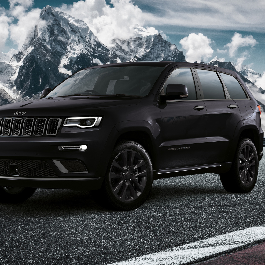 Черный Jeep Grand Cherokee S, 2019 на фоне заснеженных гор