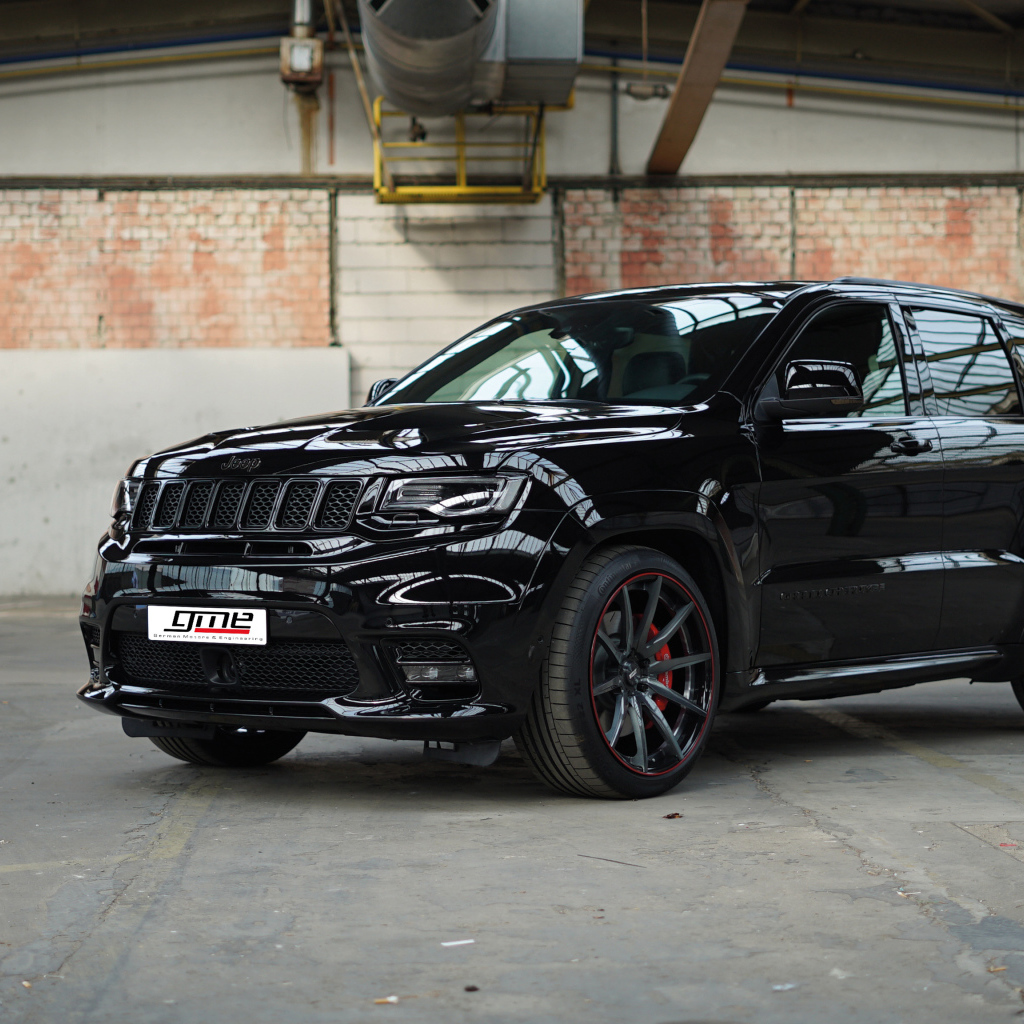 Черный автомобиль GME Jeep Grand Cherokee SRT 2018