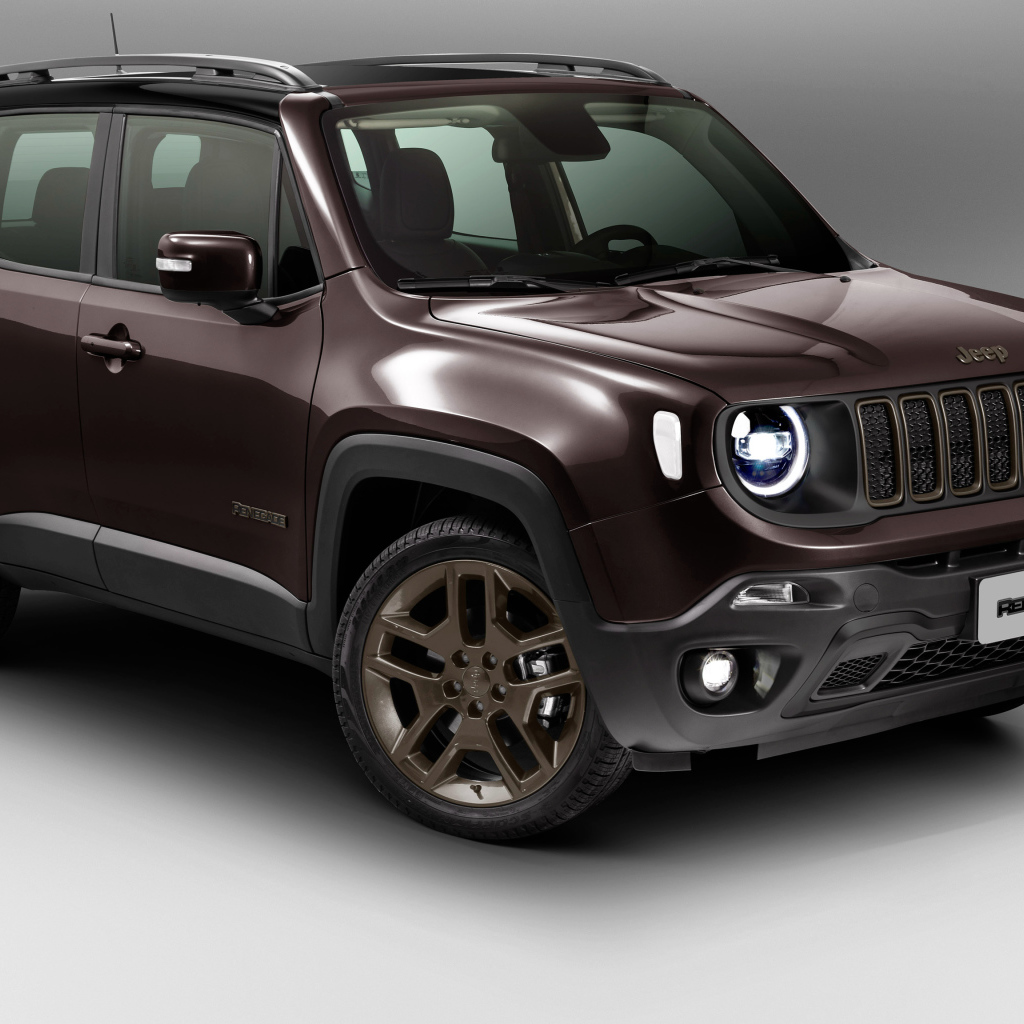 Коричневый Jeep Renegade  2018 года на сером фоне