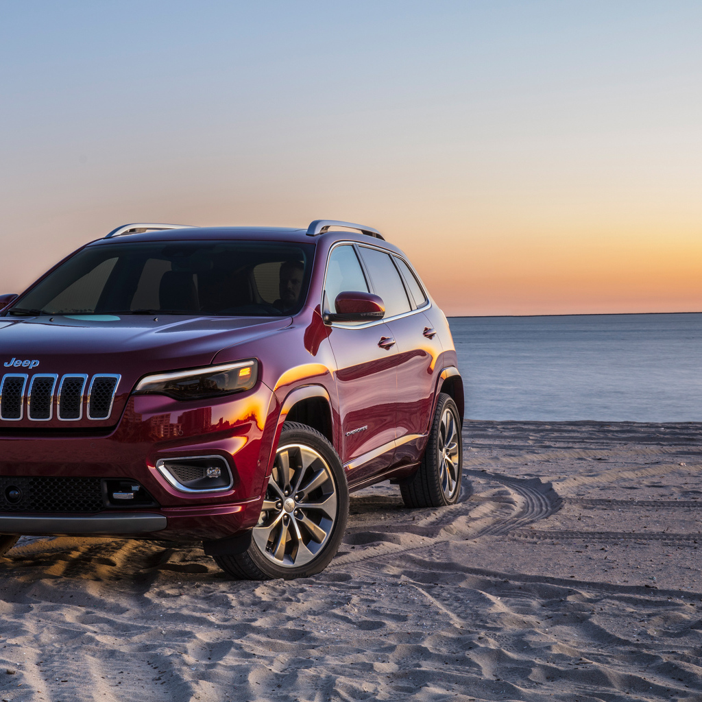 Бордовый внедорожник Jeep Cherokee Overland, 2018 на пляже