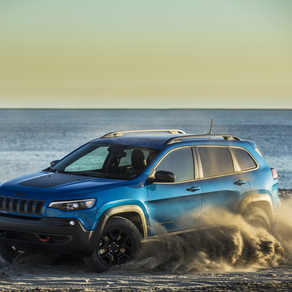 Внедорожник Jeep Cherokee Trailhawk, 2019 дрифт на песке