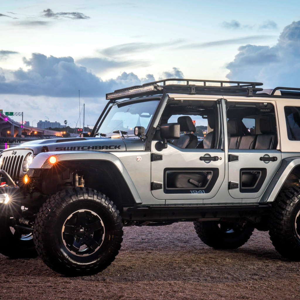 Серебристый Jeep Switchback на берегу