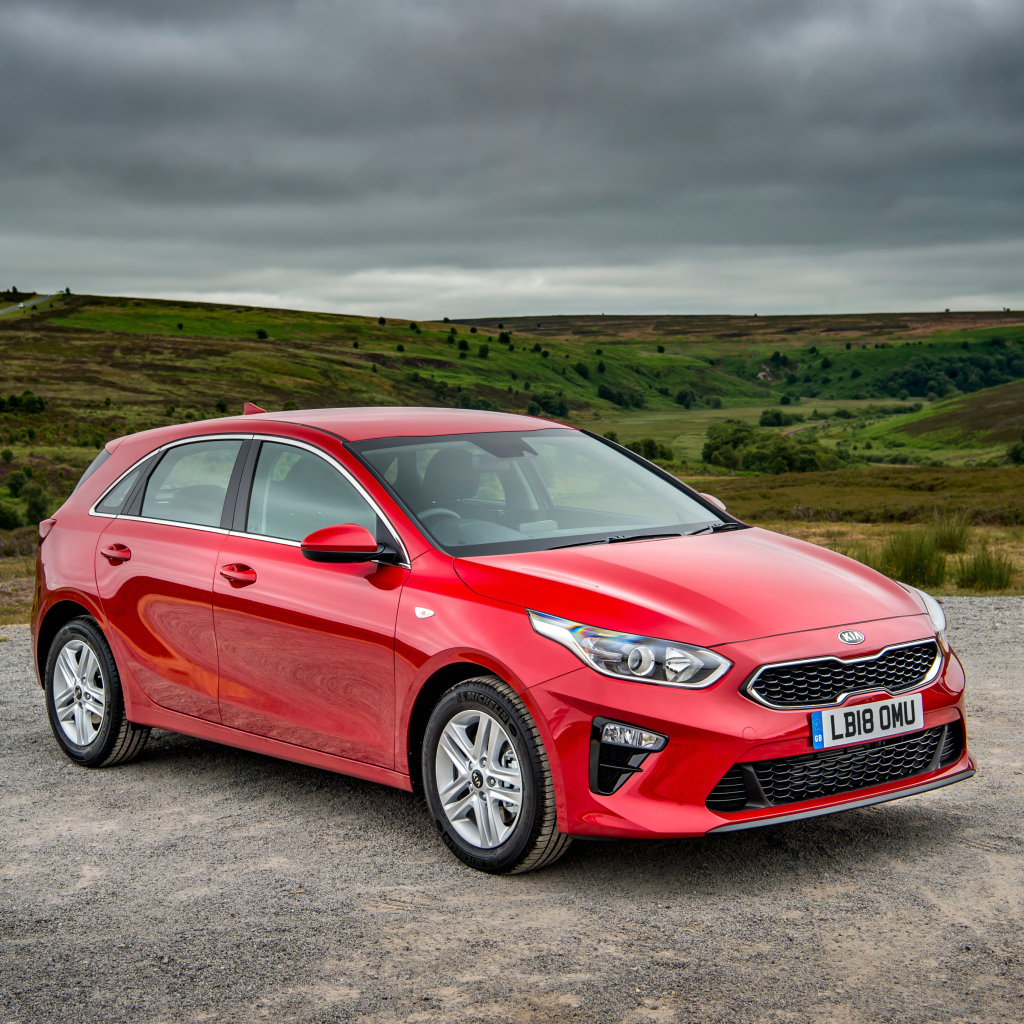 Красный кроссовер KIA Ceed 2018 года