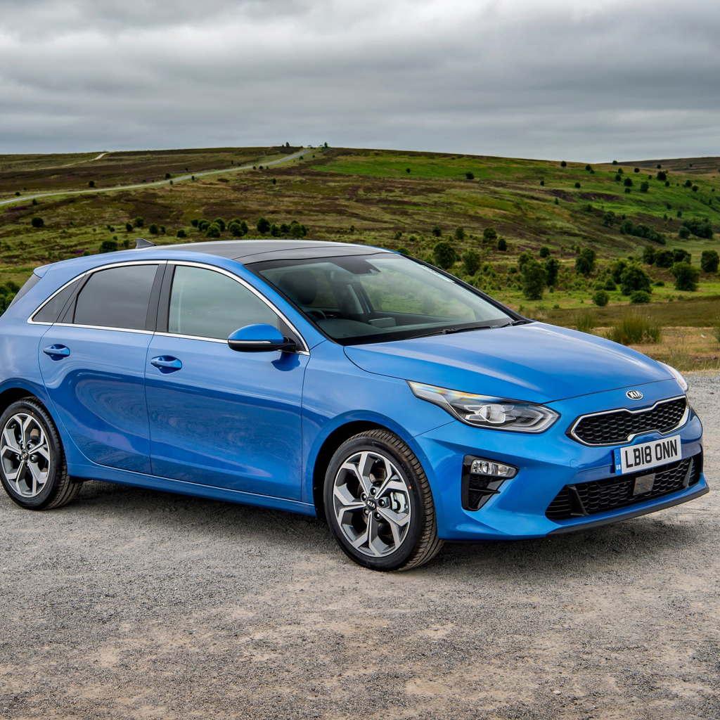 Синий кроссовер Kia Ceed 2019