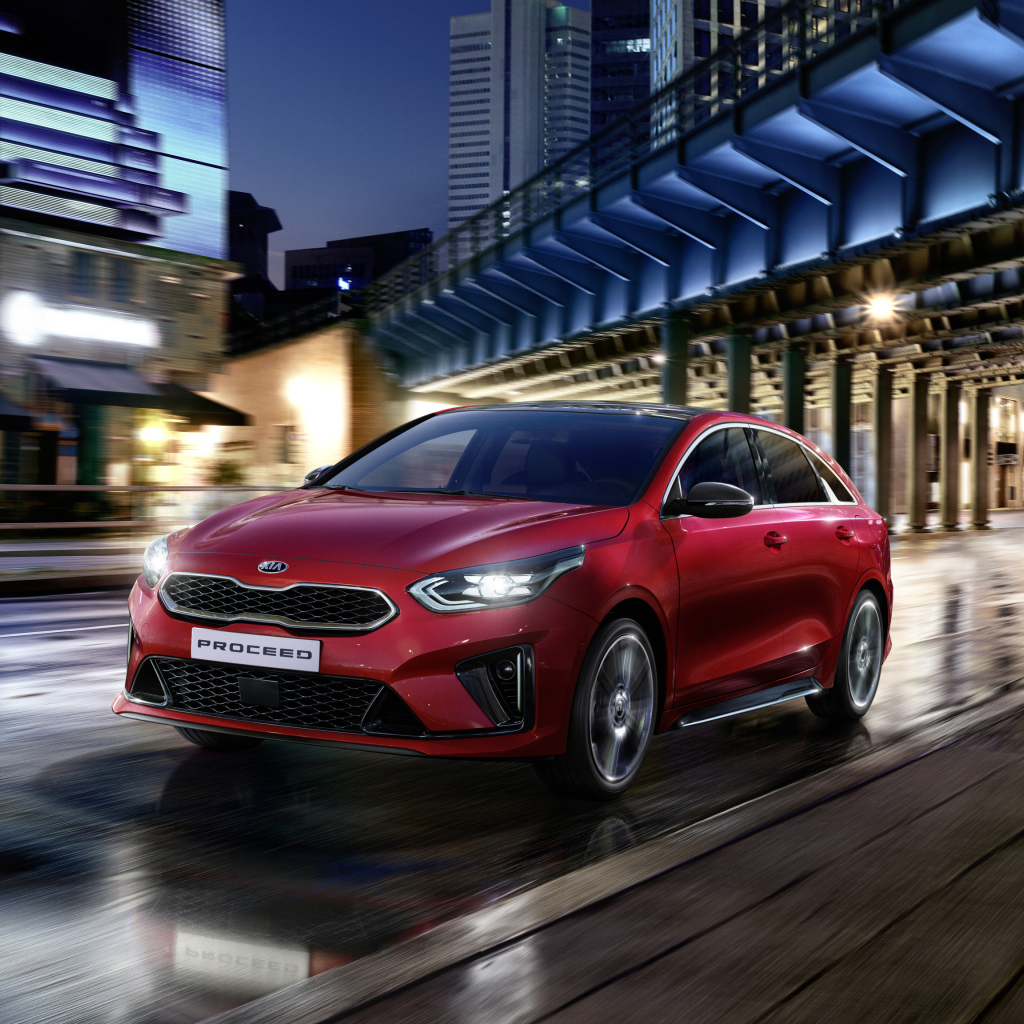 Красный автомобиль Kia ProCeed GT Line 2019 года на трассе 