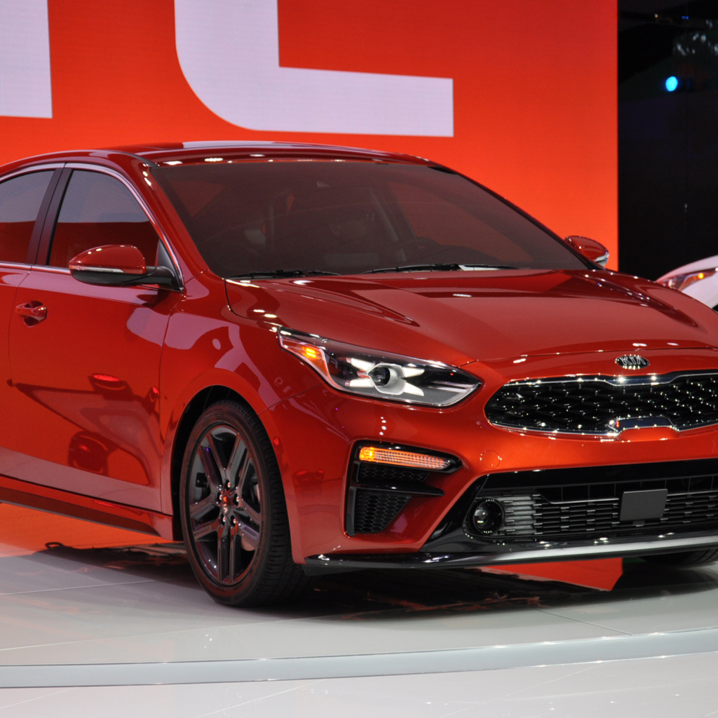 Красный новый автомобиль Kia Forte 2019 года в магазине