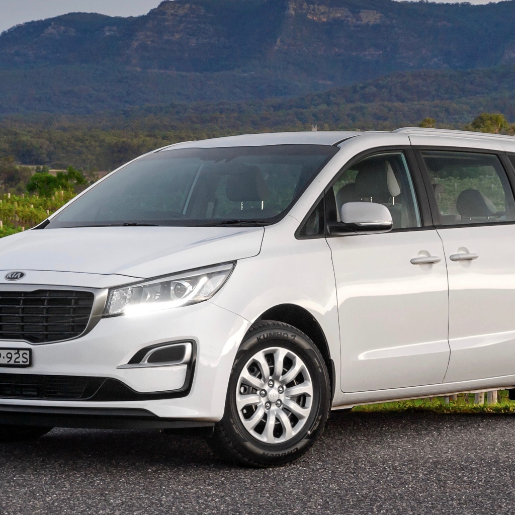 Белый внедорожник Kia Carnival 2019 года