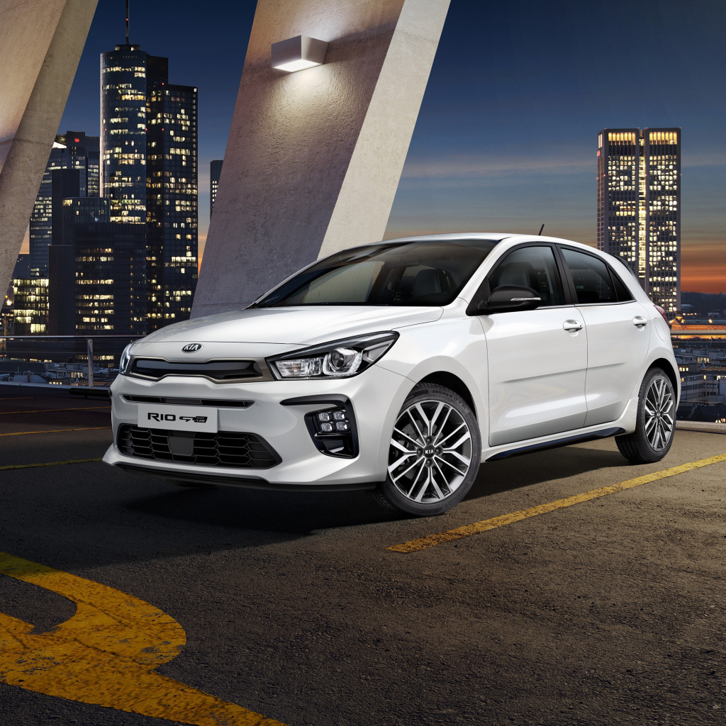 Белый автомобиль хэтчбек Kia Rio GT Line, 2018 на фоне ночного города