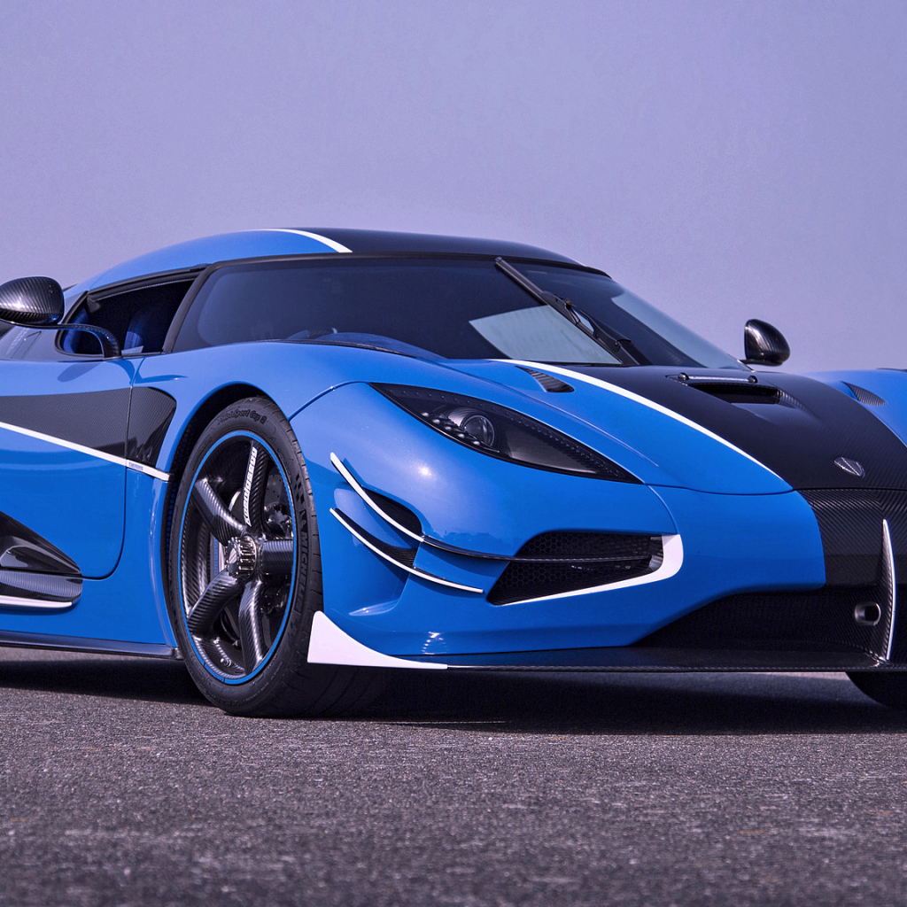 Синий спортивный автомобиль Koenigsegg Agera RSN 2018 года