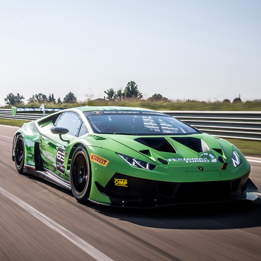 Спортивный автомобиль Lamborghini Huracan GT3 EVO 2019 года на трассе