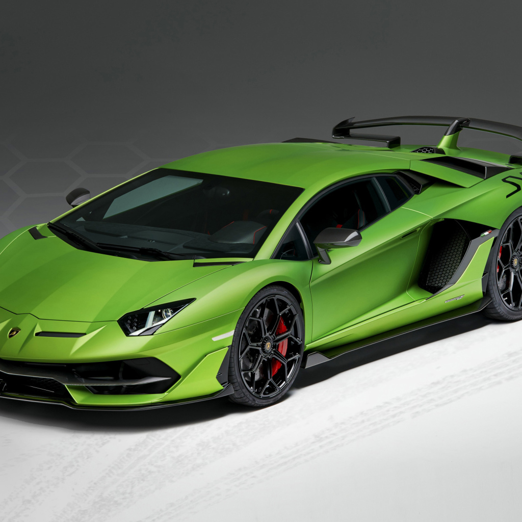 Зеленый автомобиль Lamborghini Aventador SVJ, 2019 года на сером фоне