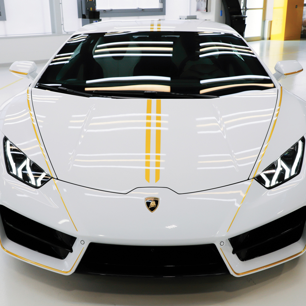 Спортивный автомобиль Lamborghini Huracan,  вид спереди