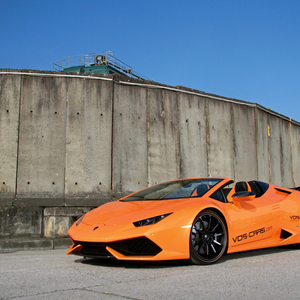 Оранжевый автомобиль Lamborghini Huracan