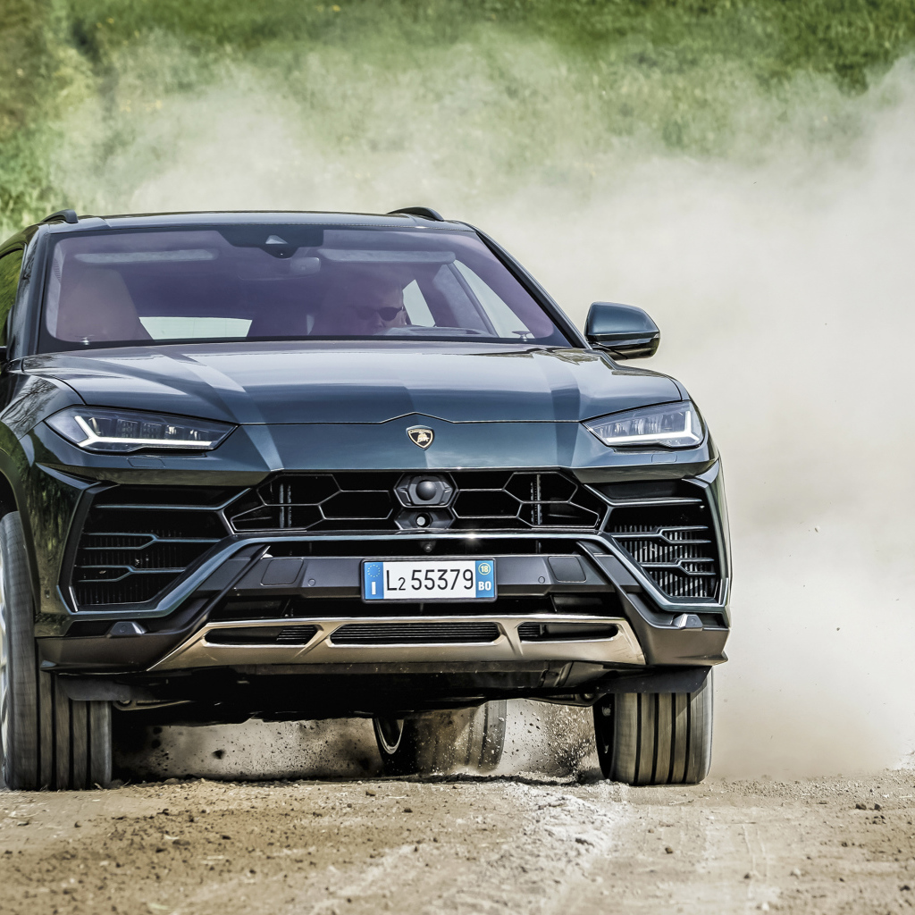 Внедорожник Lamborghini Urus 2018  года на дороге в пыли