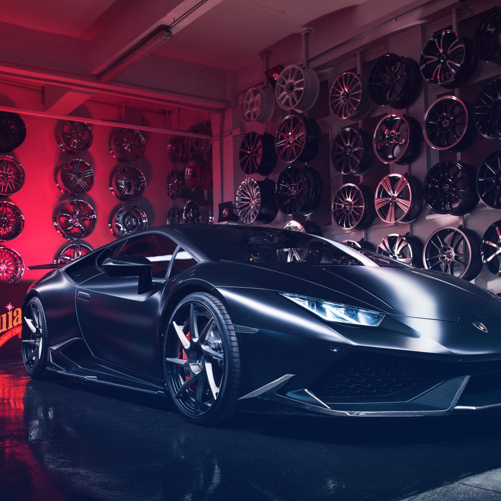 Серебристый быстрый автомобиль Lamborghini Huracan в гараже