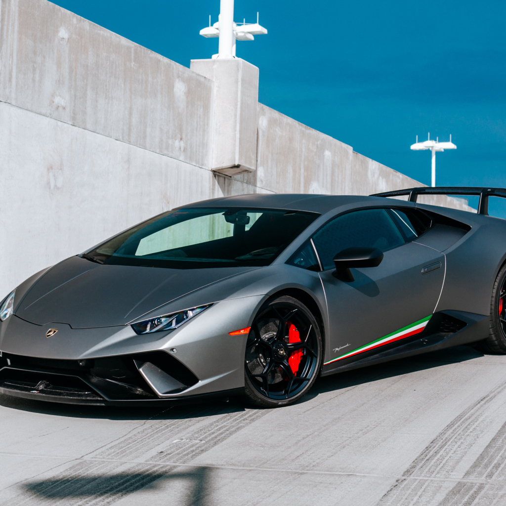 Серебристый спортивный автомобиль Lamborghini Huracan