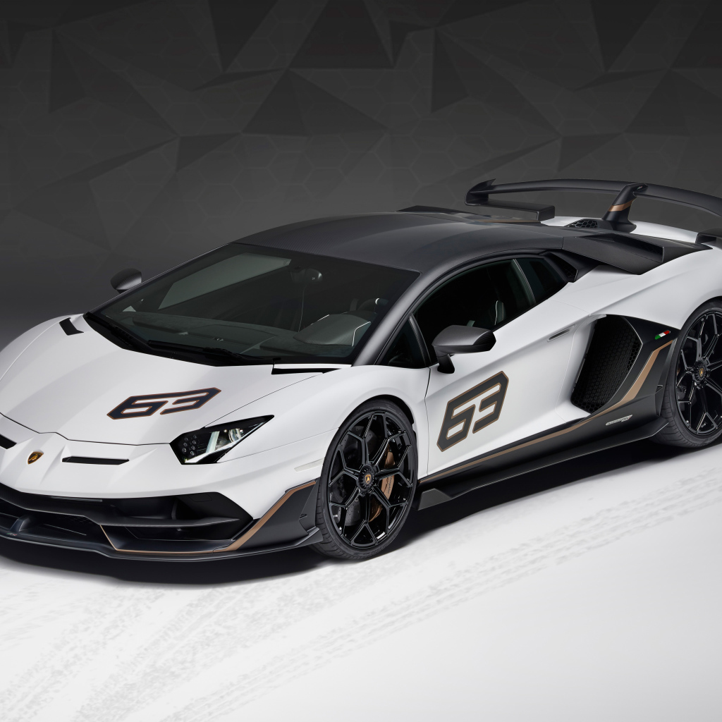 Спортивный автомобиль Lamborghini Aventador SVJ 63, 2018 на сером фоне
