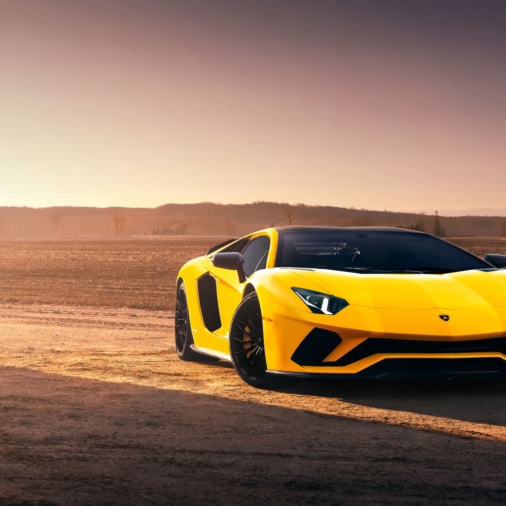 Желтый спортивный автомобиль Lamborghini Aventador S в лучах солнца