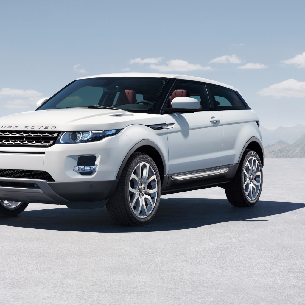 Красивый белый внедорожник  Range Rover Evoque