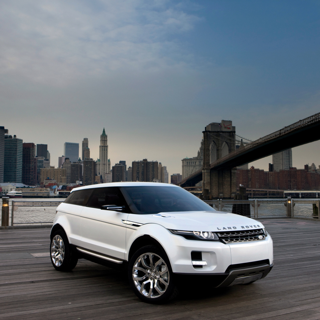 White SUV Range Rover LRX, 2019