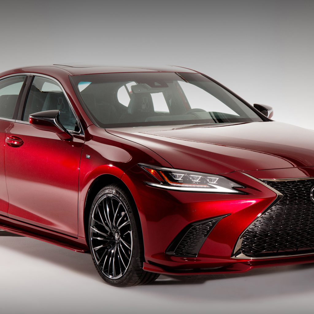 Бордовый стильный автомобиль Lexus ES 350 F, 2019 года на сером фоне