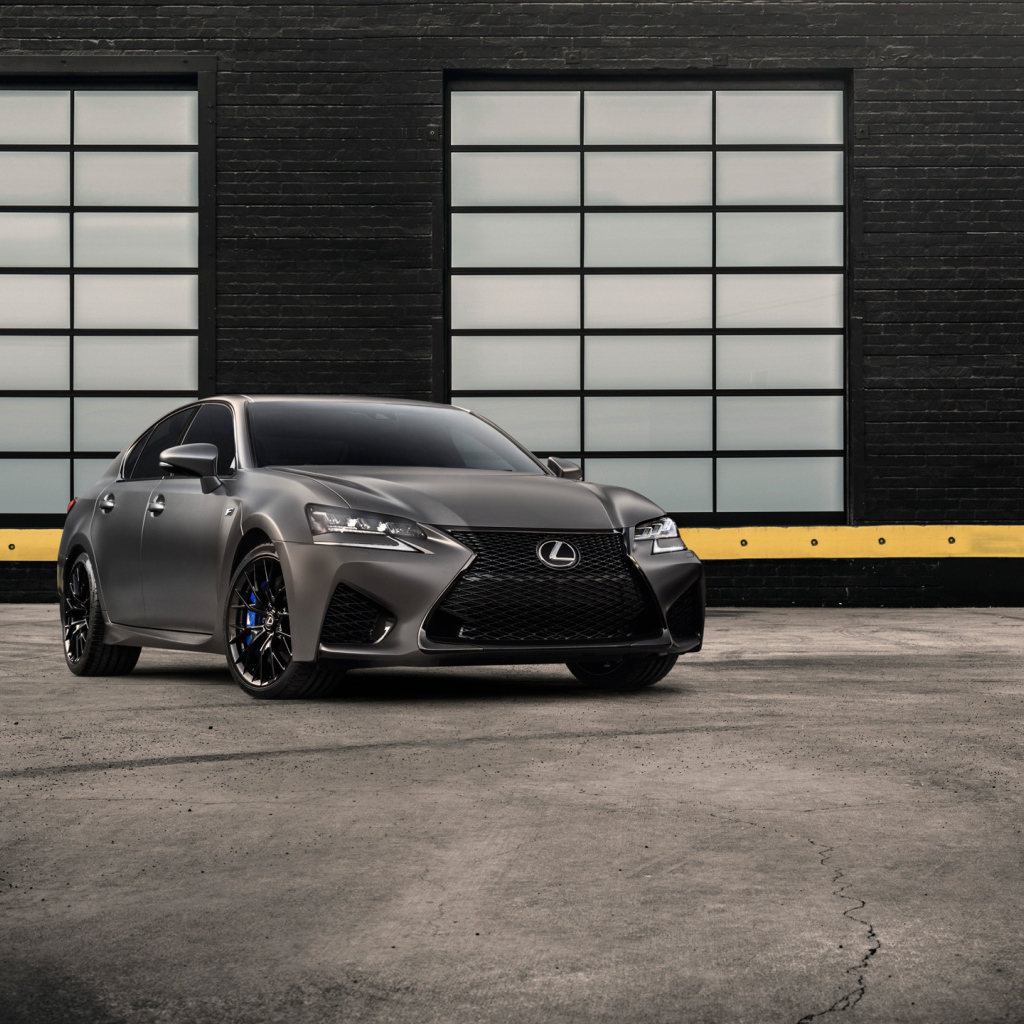 Новый серебристый автомобиль Lexus GS F, 2018