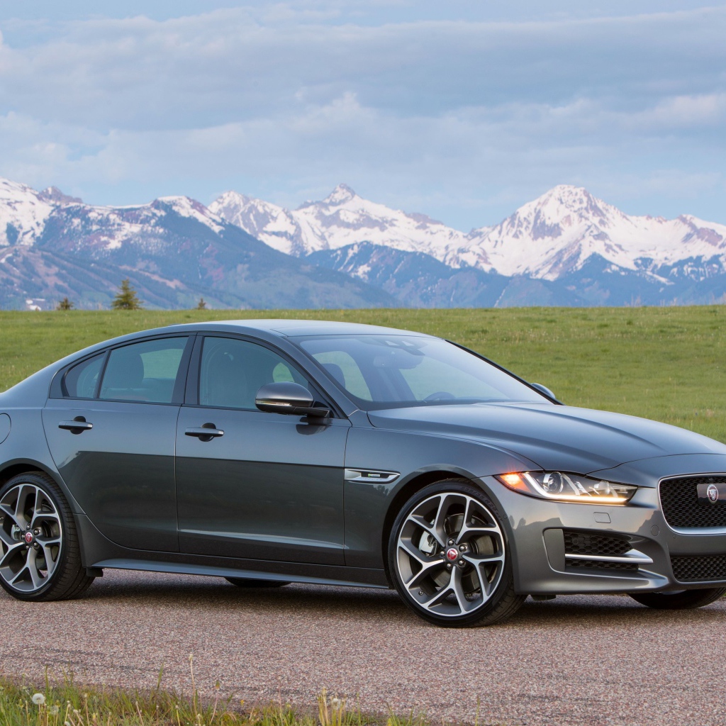Серебристый автомобиль Jaguar Xe 2019