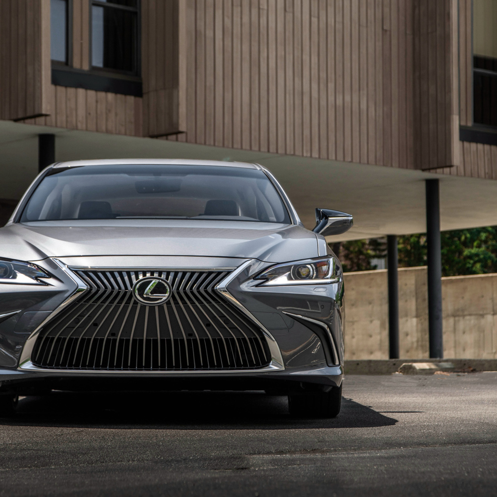 Серебристый Lexus ES 250 2018 года