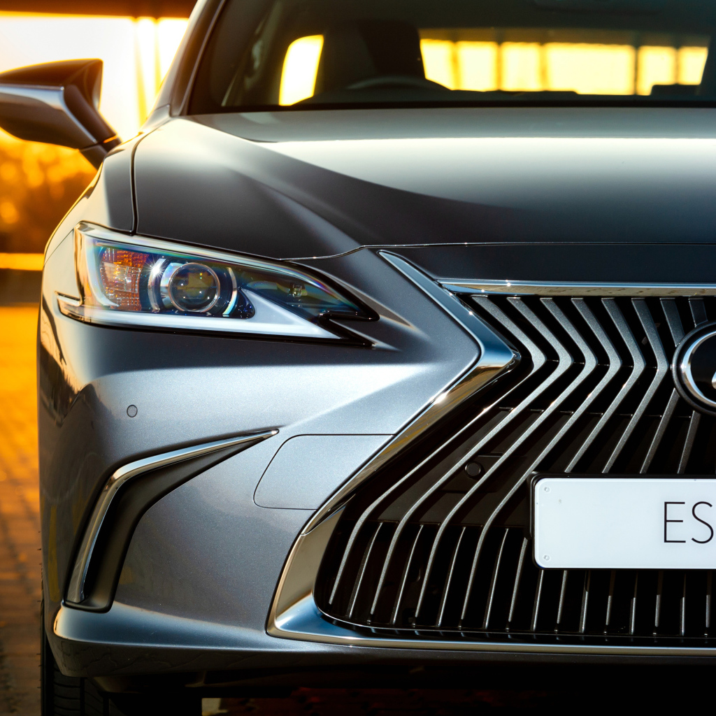 Серебристый Lexus ES 250 2018 года, фара