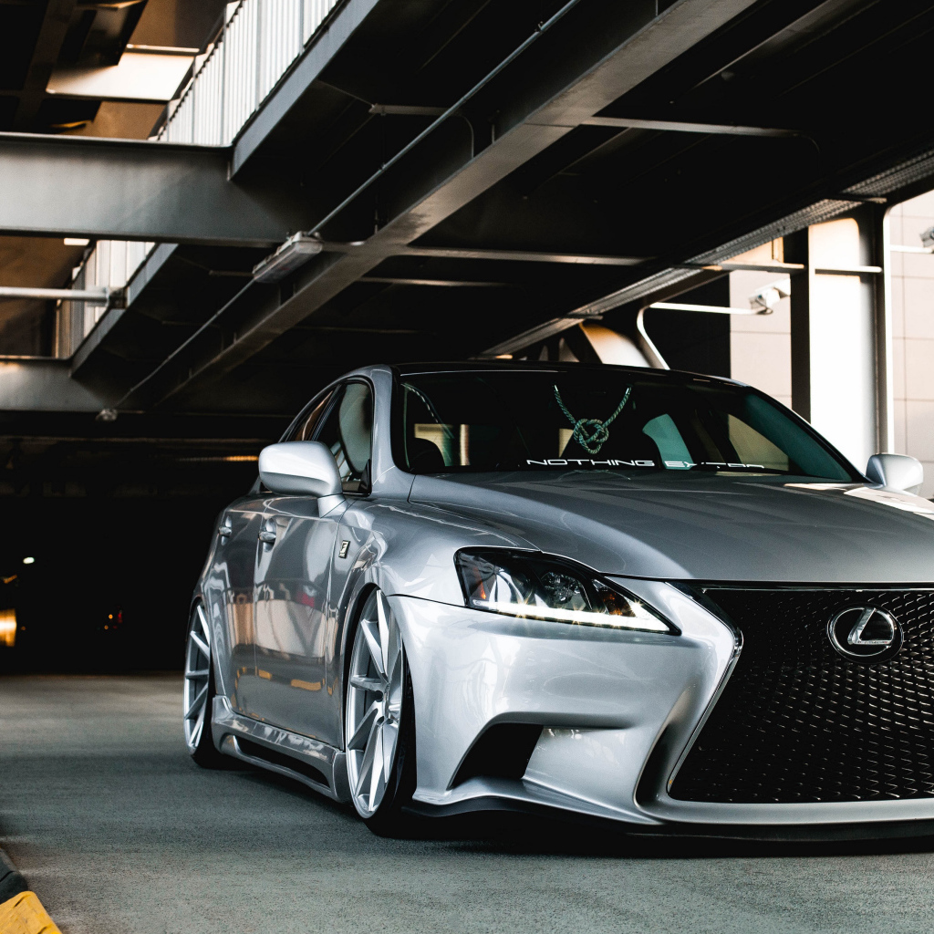 Серебристый автомобиль Lexus IS в тоннеле 