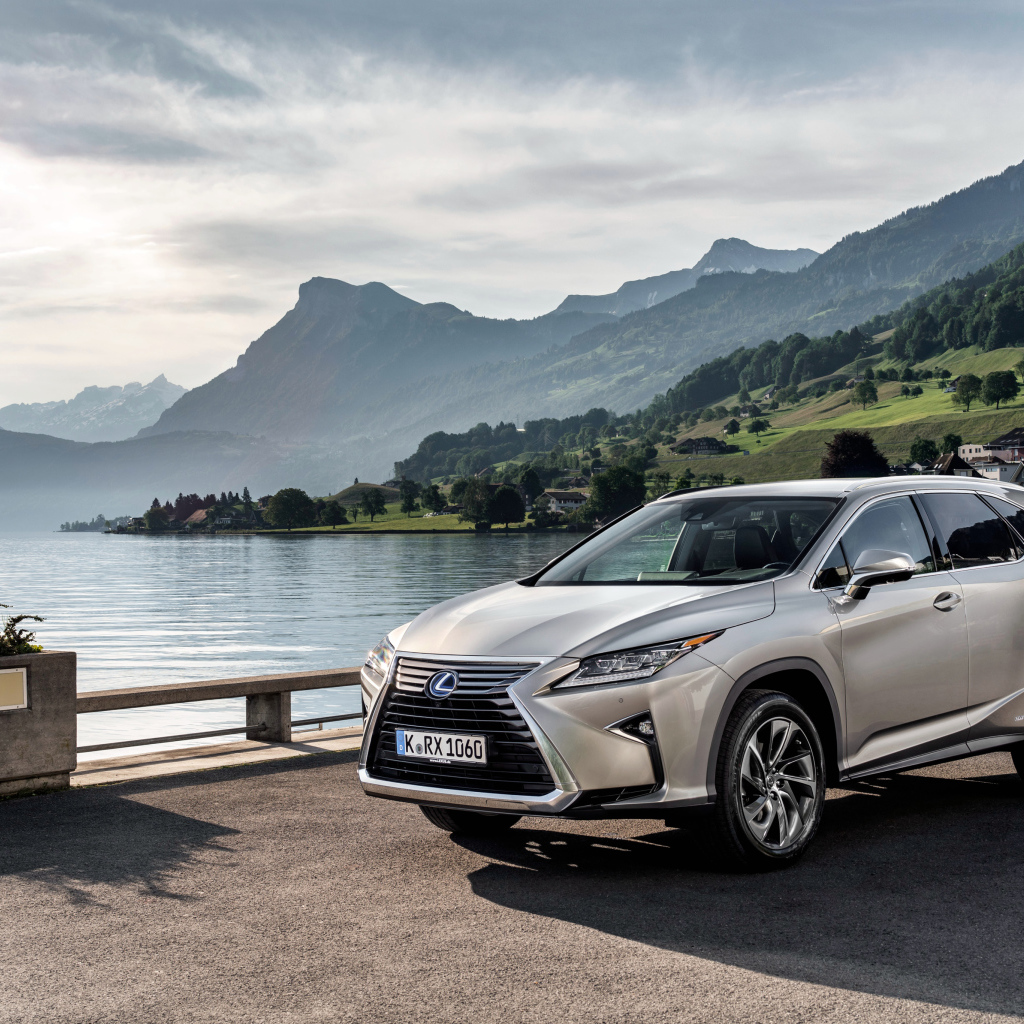 Серебристый автомобиль  Lexus RX на фоне воды