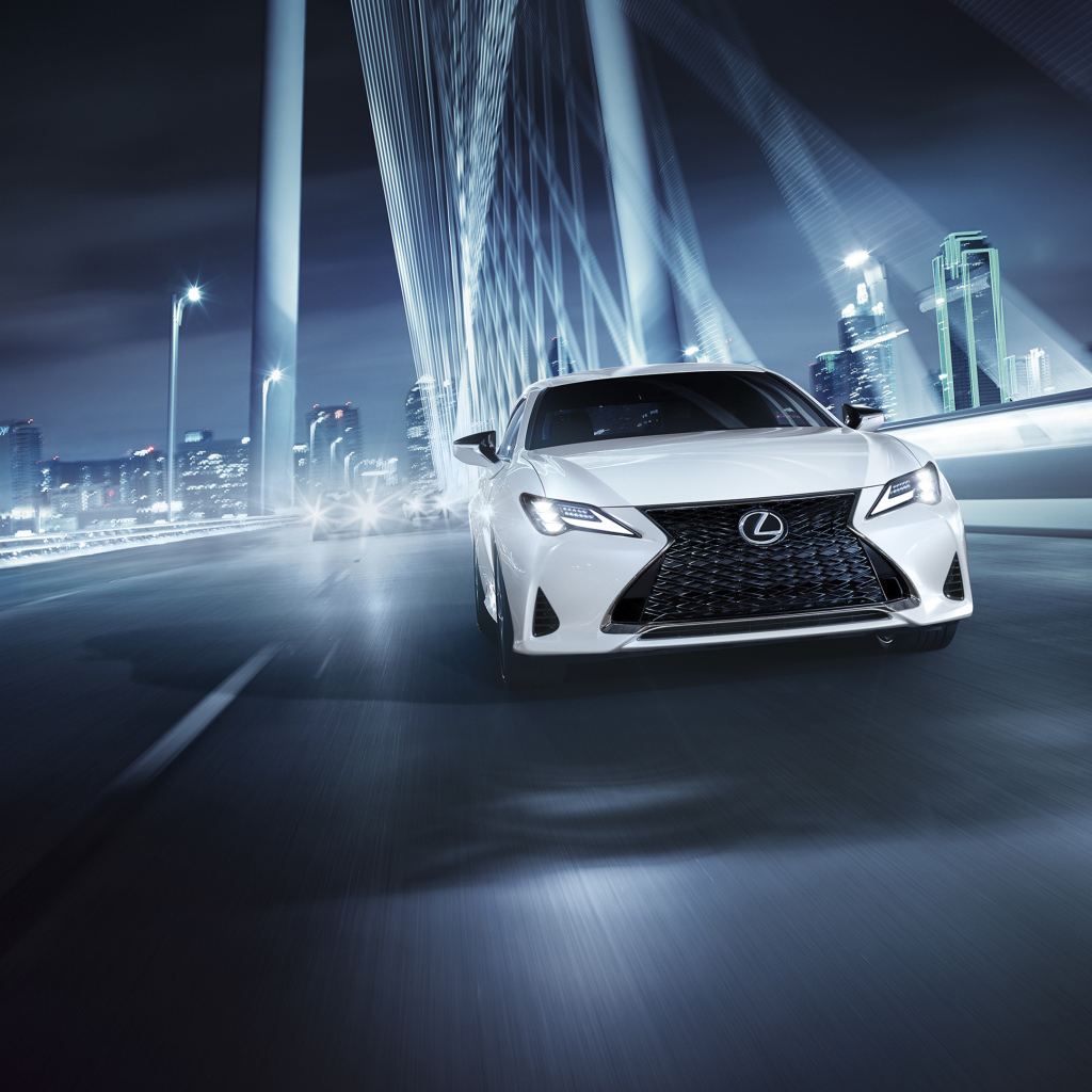 Белый автомобиль Lexus RC 350 F, 2019 года на трассе