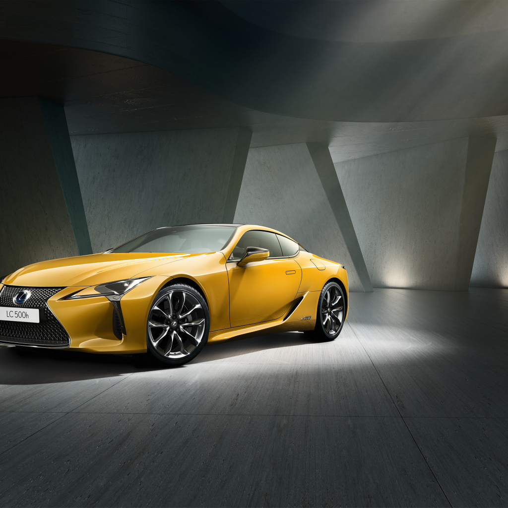 Желтый автомобиль Lexus LC 500 в сером здании