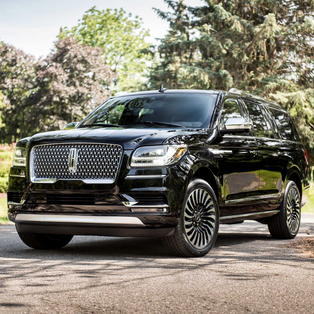 Черный стильный внедорожник Lincoln Navigator L, 2018