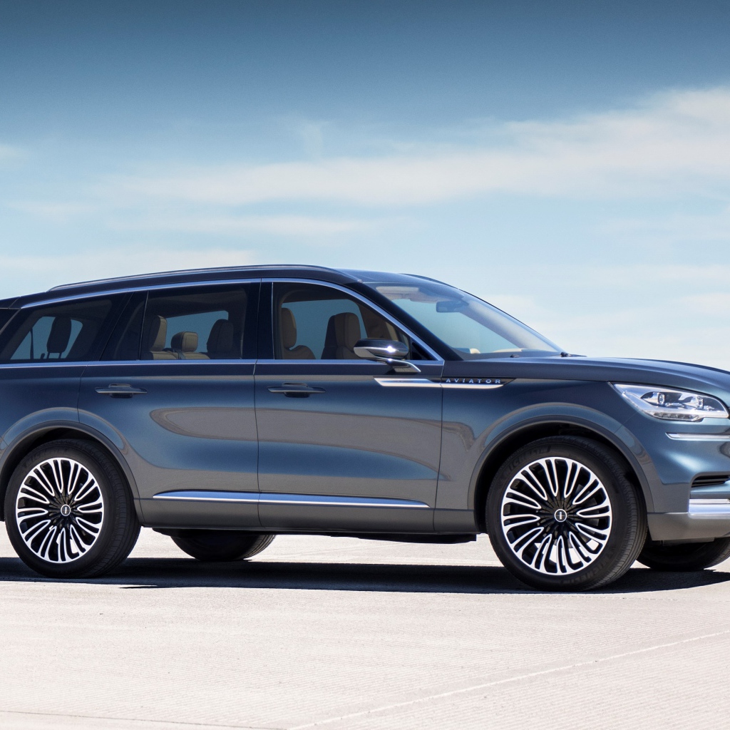 Серебристый внедорожник Lincoln Aviator, 2019