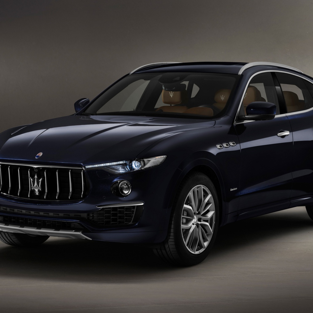 Автомобиль Maserati Levante  2018 года на сером фоне