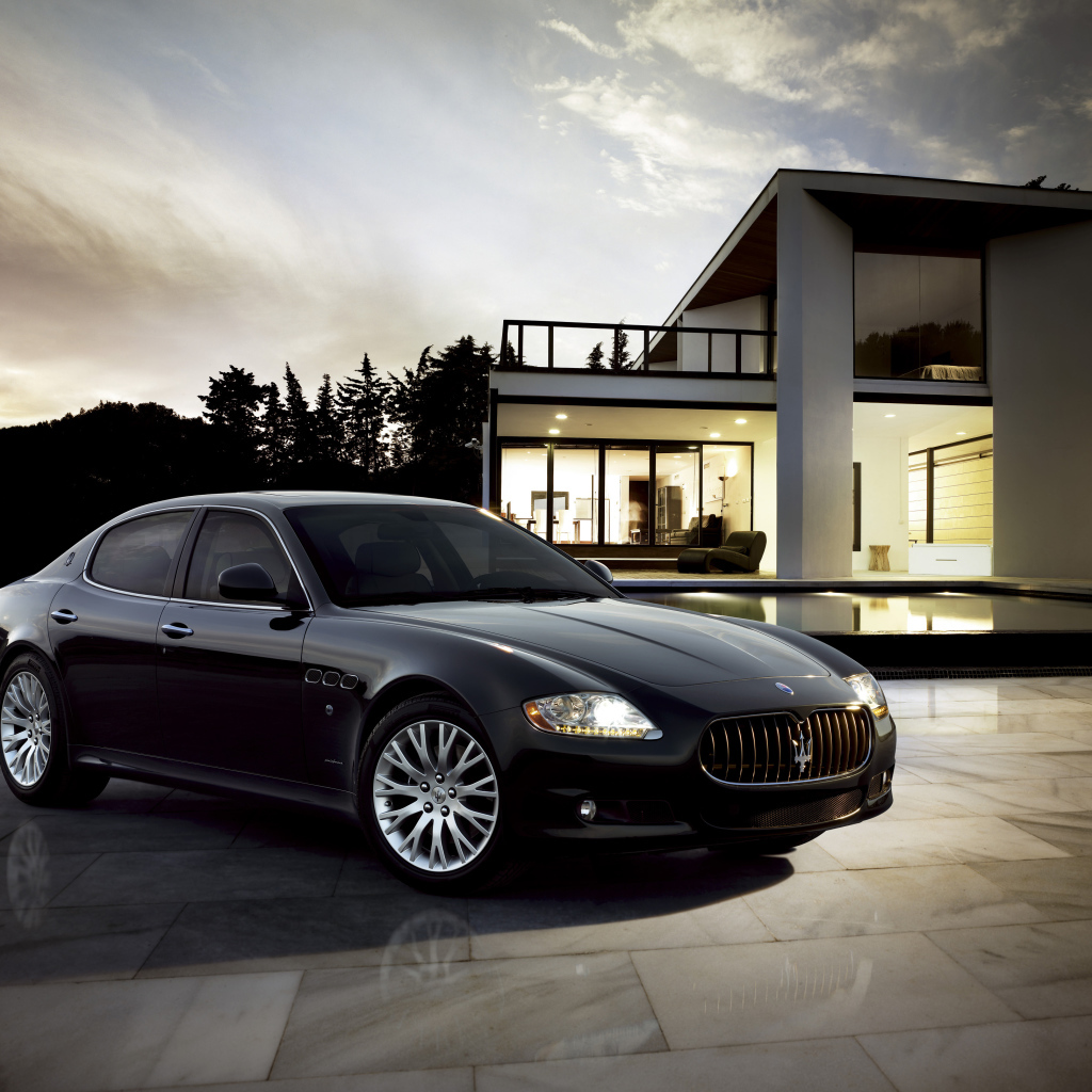 Black car Maserati Quattroporte at the big house