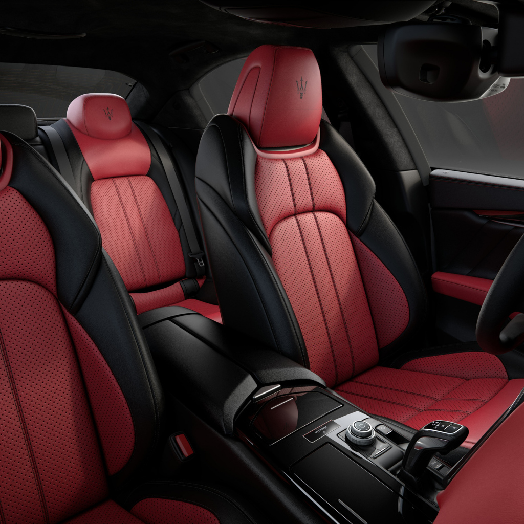 Дорогой красный с черным кожаный салон автомобиля Maserati Ghibli Ribelle 2018