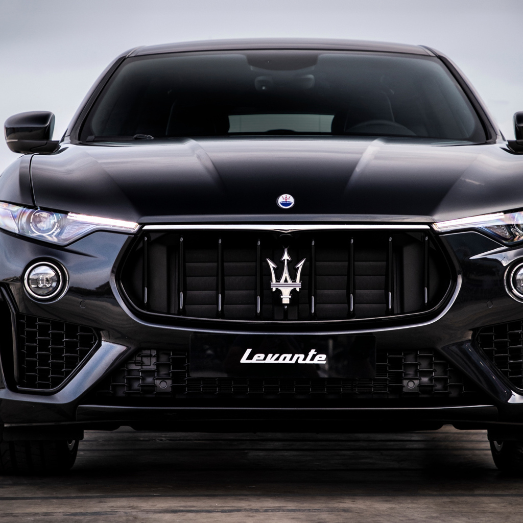 Дорогой черный автомобиль Maserati Levante S Q4 GranSport