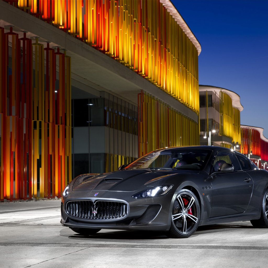 Серебристый автомобиль  Maserati GranTurismo