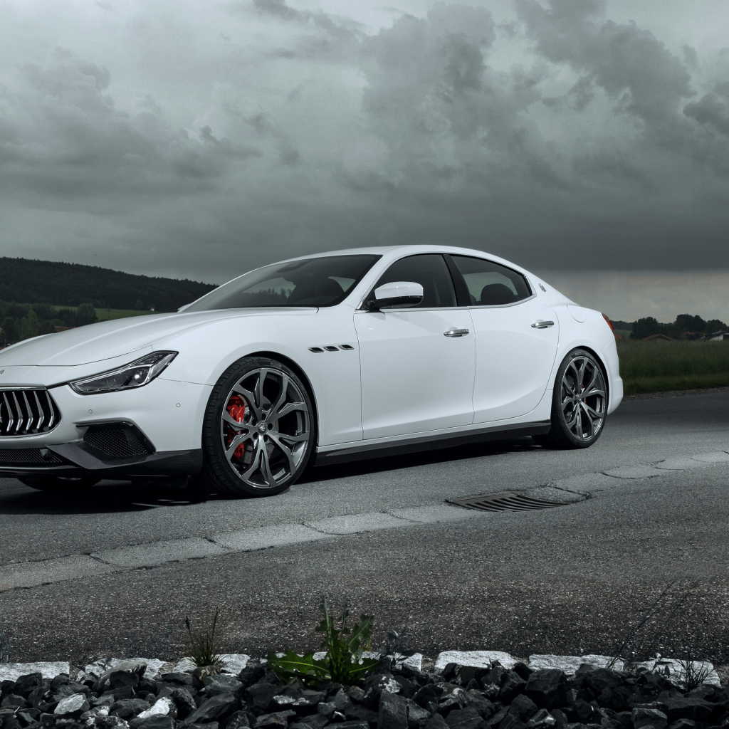 Белый автомобиль Maserati Ghibli GranSport 2018 года 