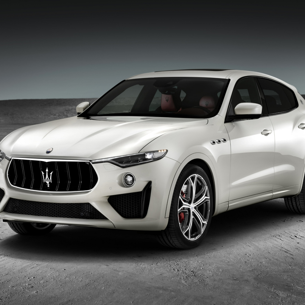 Белый автомобиль  Maserati Levante GTS