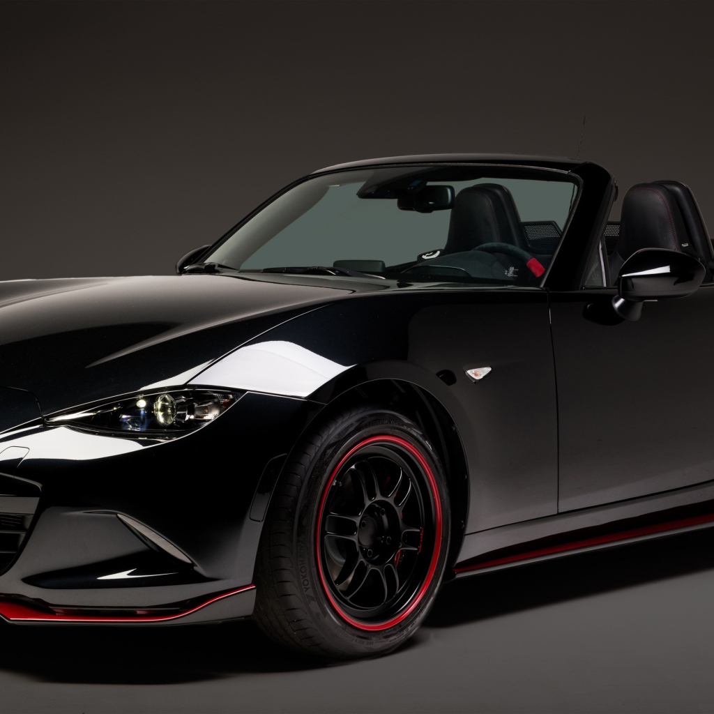 Черный автомобиль кабриолет Mazda MX-5, 2018
