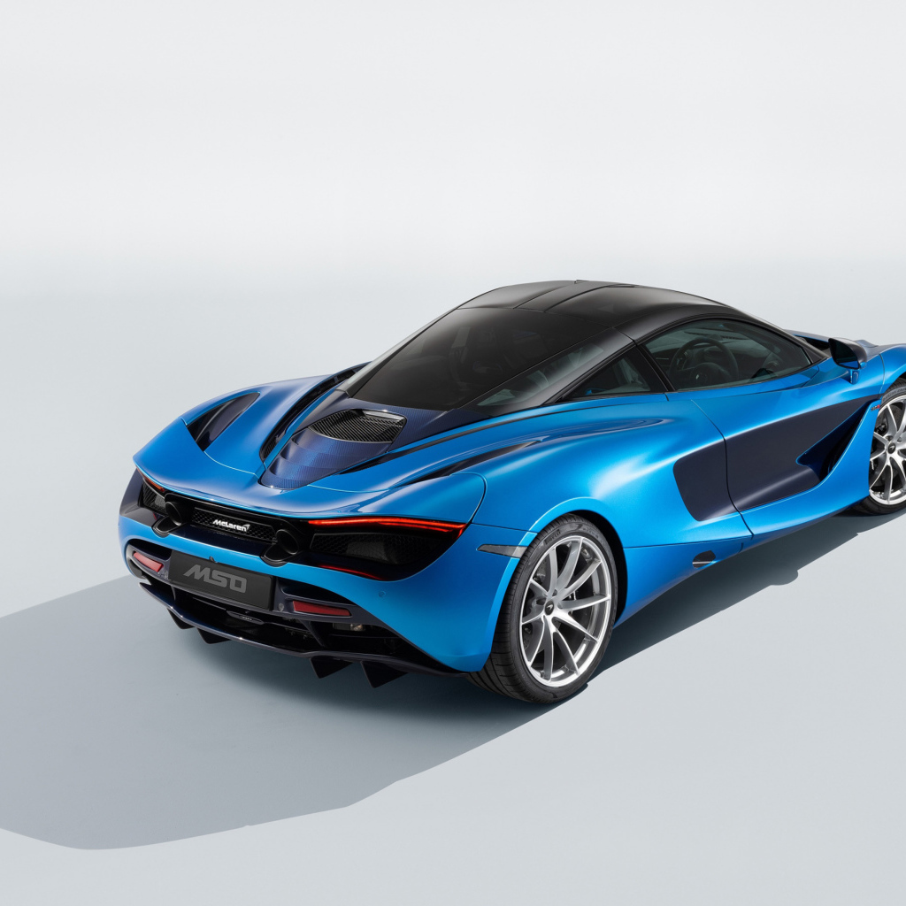 Голубой быстрый автомобиль McLaren 720S, 2018 года вид сзади