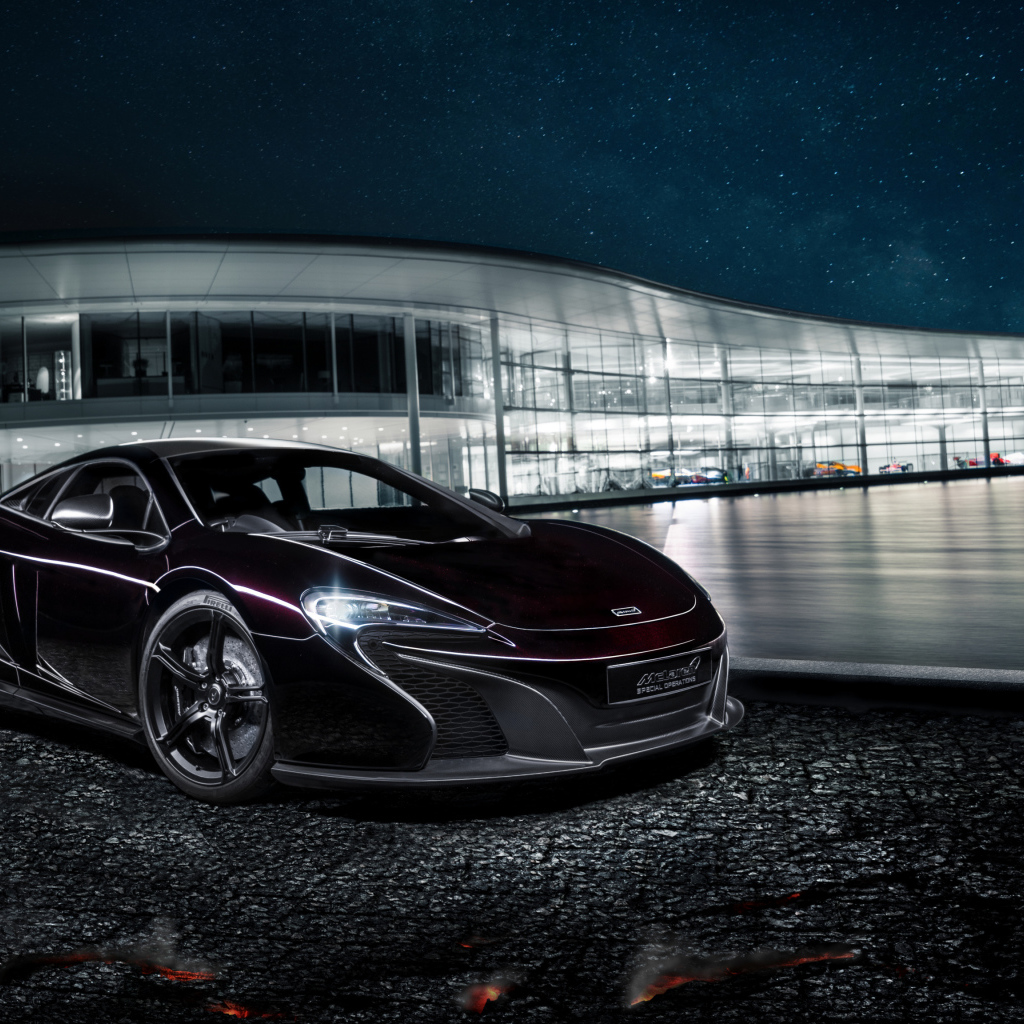 Автомобиль McLaren MSO 650S на фоне стеклянного автосалона